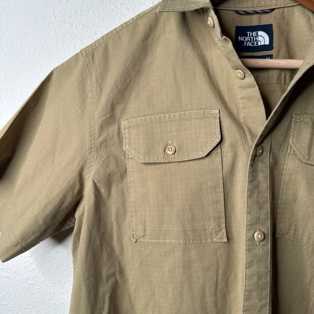 The North‎ Face Men's Khaki Button-Down Shirt, Ripstop size medium